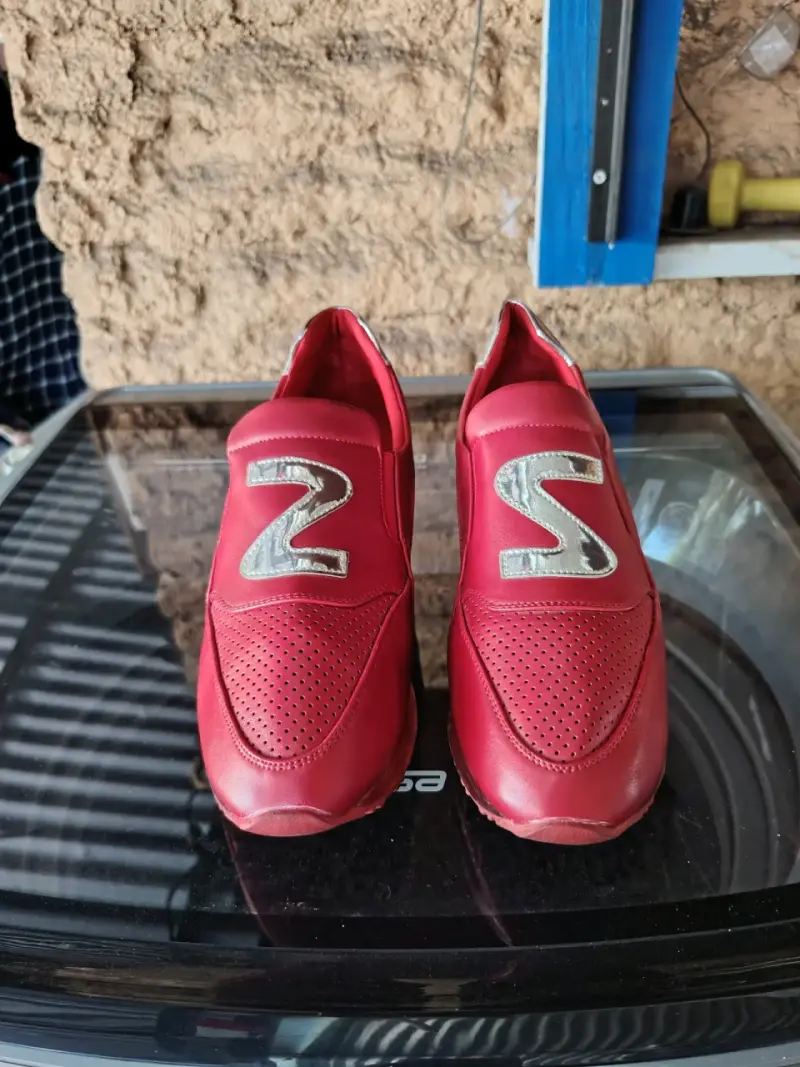 Zapatillas deportivas rojas con diseño moderno