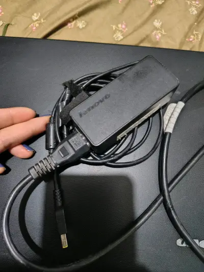 Lenovo con cargador original - miniatura 1