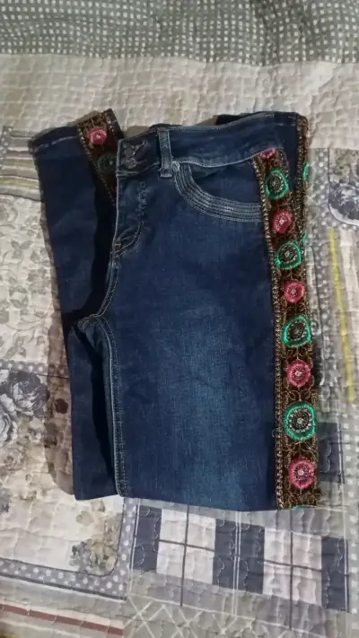Jeans de mujer con bordado floral - miniatura 1