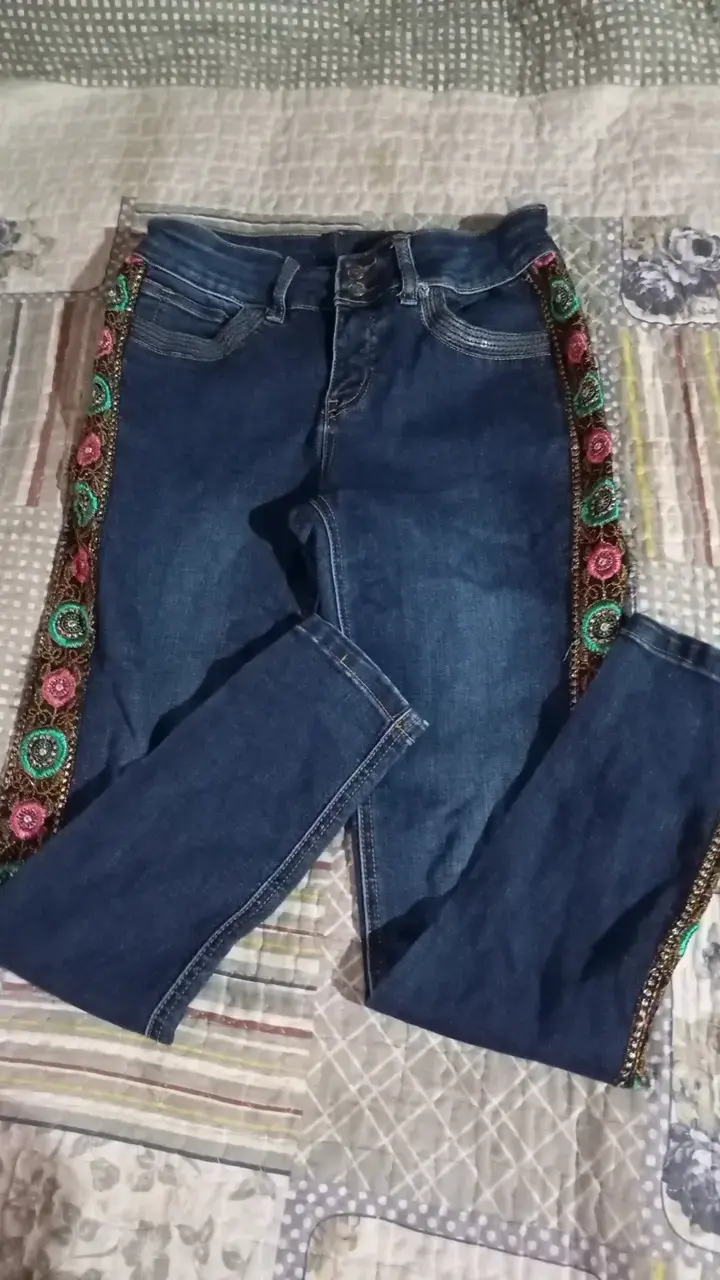 Jeans de mujer con bordado floral - 2