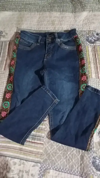 Jeans de mujer con bordado floral - miniatura 2