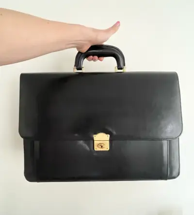 Maletín ejecutivo  negro con cierre dorado - miniatura 1