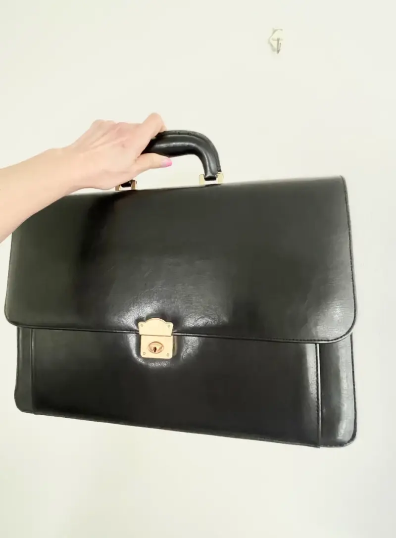 Maletín ejecutivo  negro con cierre dorado - 2