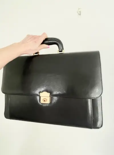 Maletín ejecutivo  negro con cierre dorado - miniatura 2