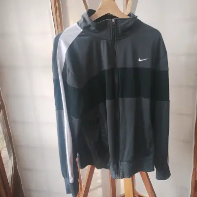Chaqueta deportiva Nike gris con cierre - miniatura 1