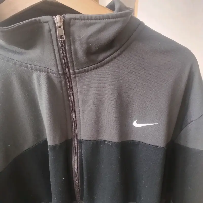 Chaqueta deportiva Nike gris con cierre - 2