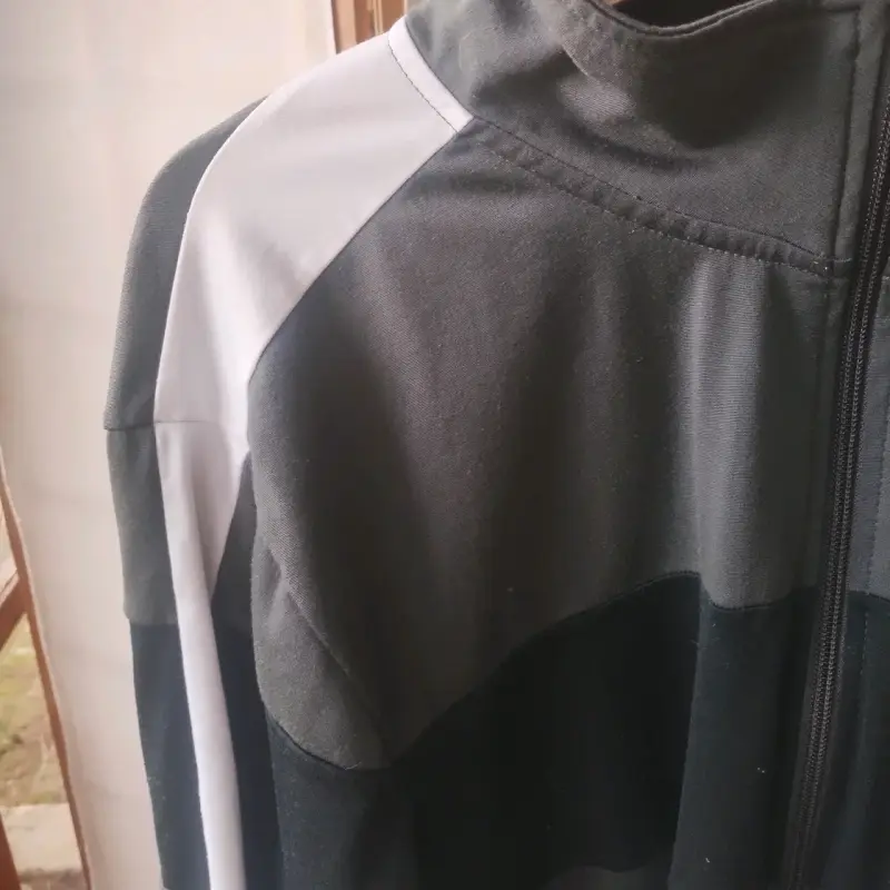 Chaqueta deportiva Nike gris con cierre - 3