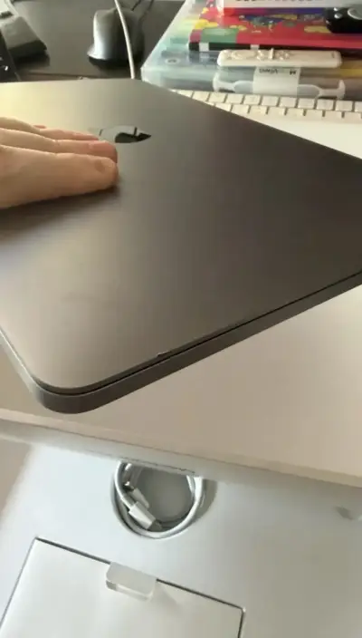 MacBook Pro 13” M2 con touchbar - miniatura 4