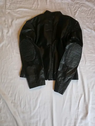 Chaqueta exclusiva de cuero negro La Isabela - miniatura 3