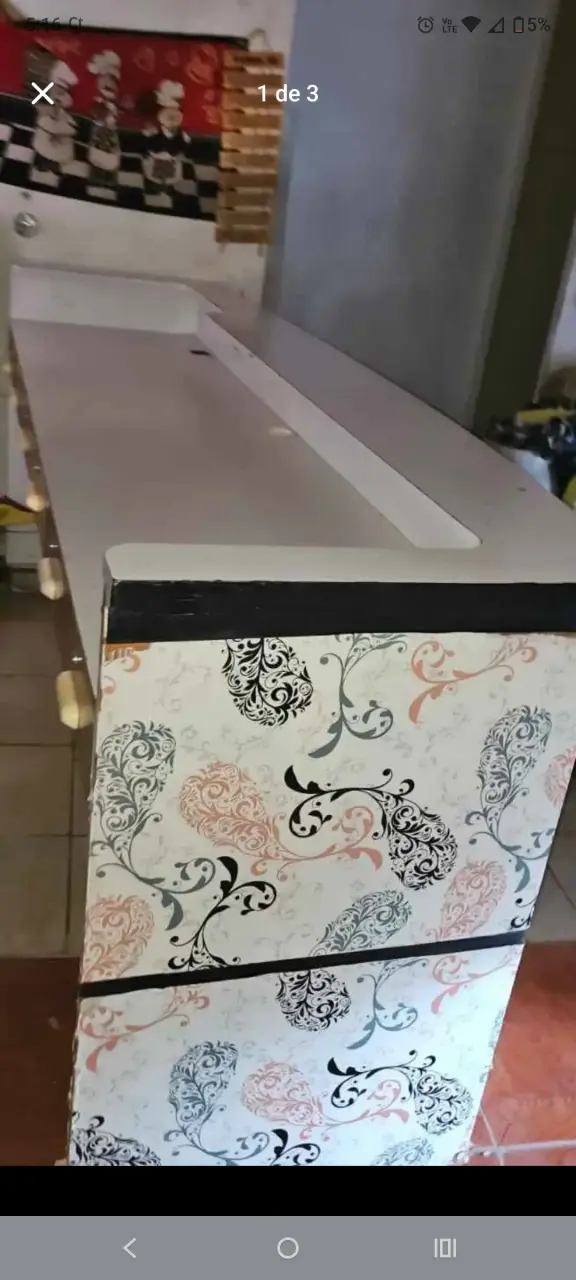 Mostrador de madera con diseño decorativo - 1
