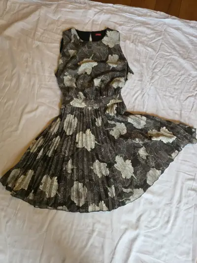 Vestido floral plisado Guess para mujer - miniatura 1