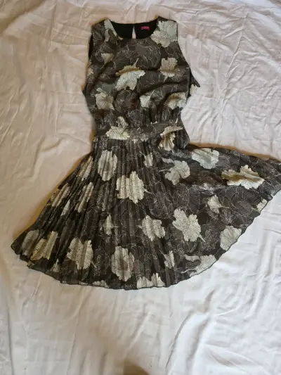 Vestido floral plisado Guess para mujer - miniatura 2