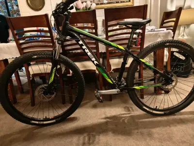 Bicicleta de Montaña Trek Marlin 6 Negra y Verde - miniatura 1