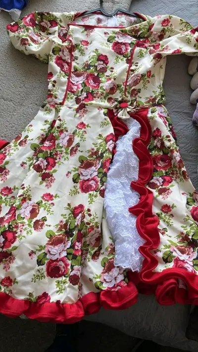 Vestido de huasa chilena con flores - miniatura 3