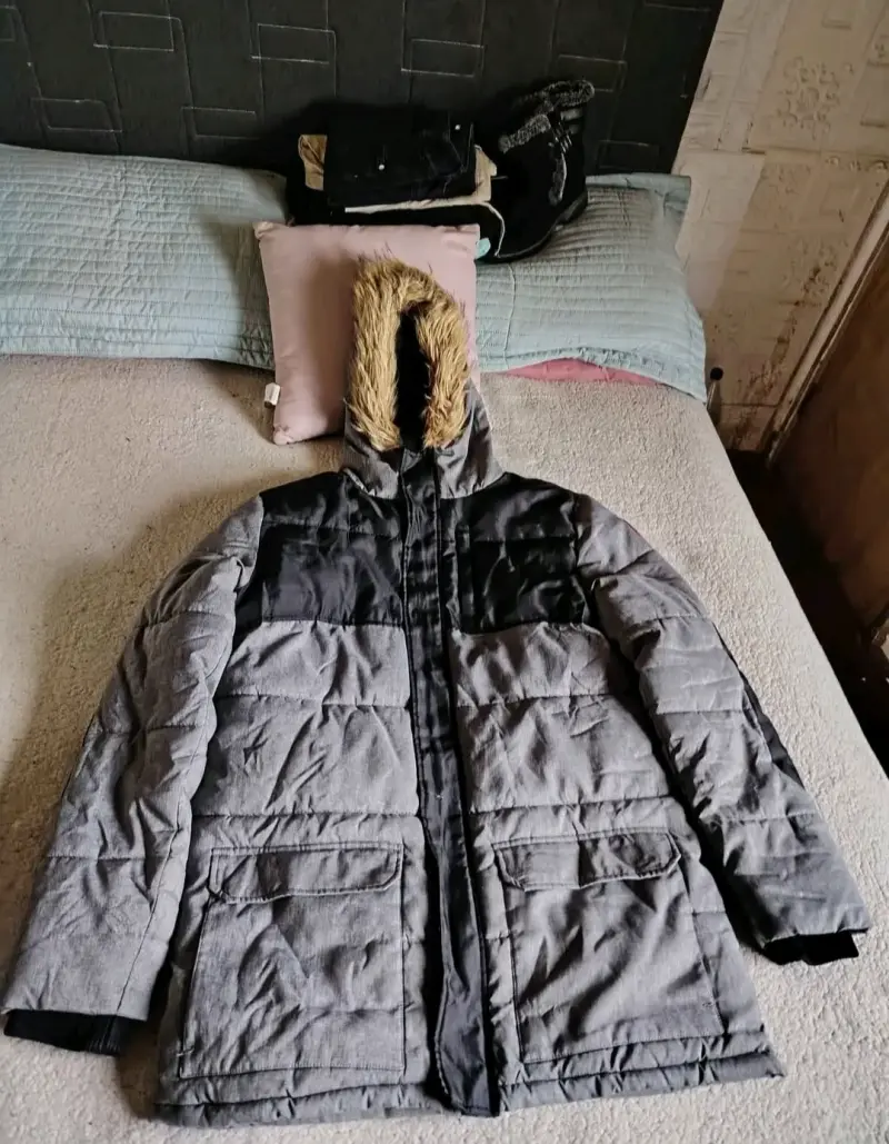 Parka gris con capucha de piel sintética