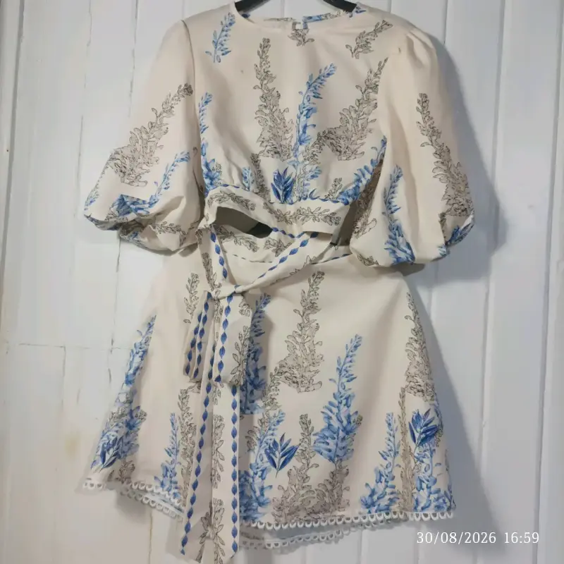 Vestido corto floral con mangas abullonadas - 1