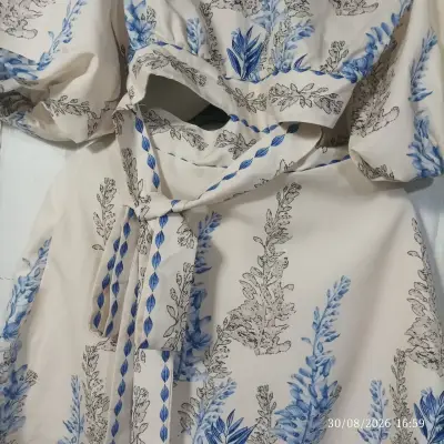 Vestido corto floral con mangas abullonadas - miniatura 2