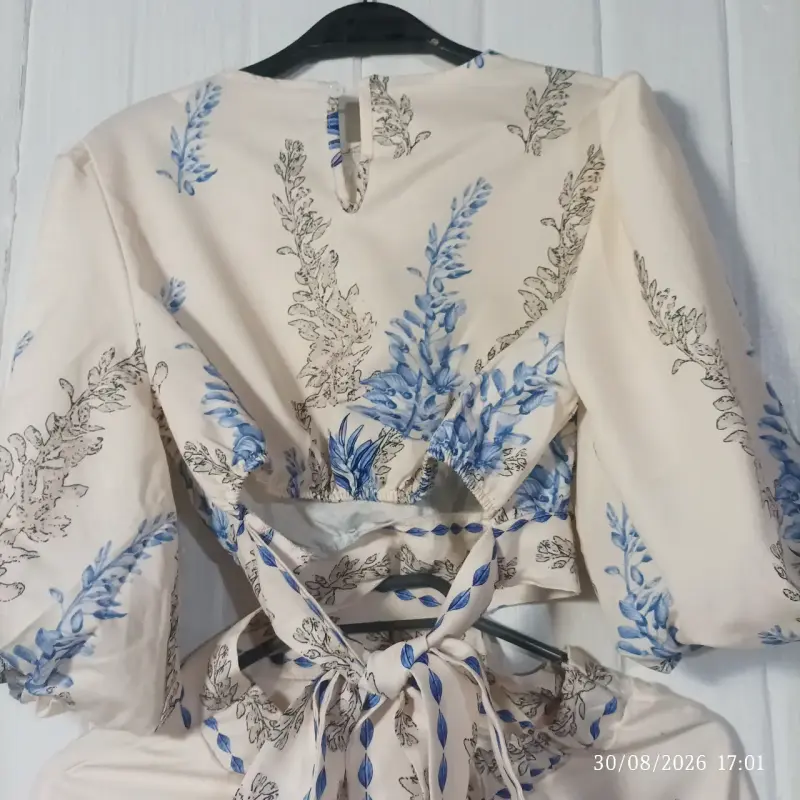 Vestido corto floral con mangas abullonadas - 5