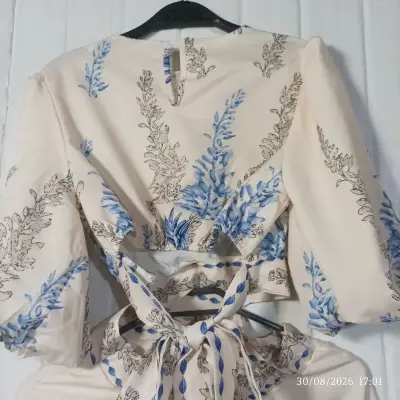 Vestido corto floral con mangas abullonadas - miniatura 5