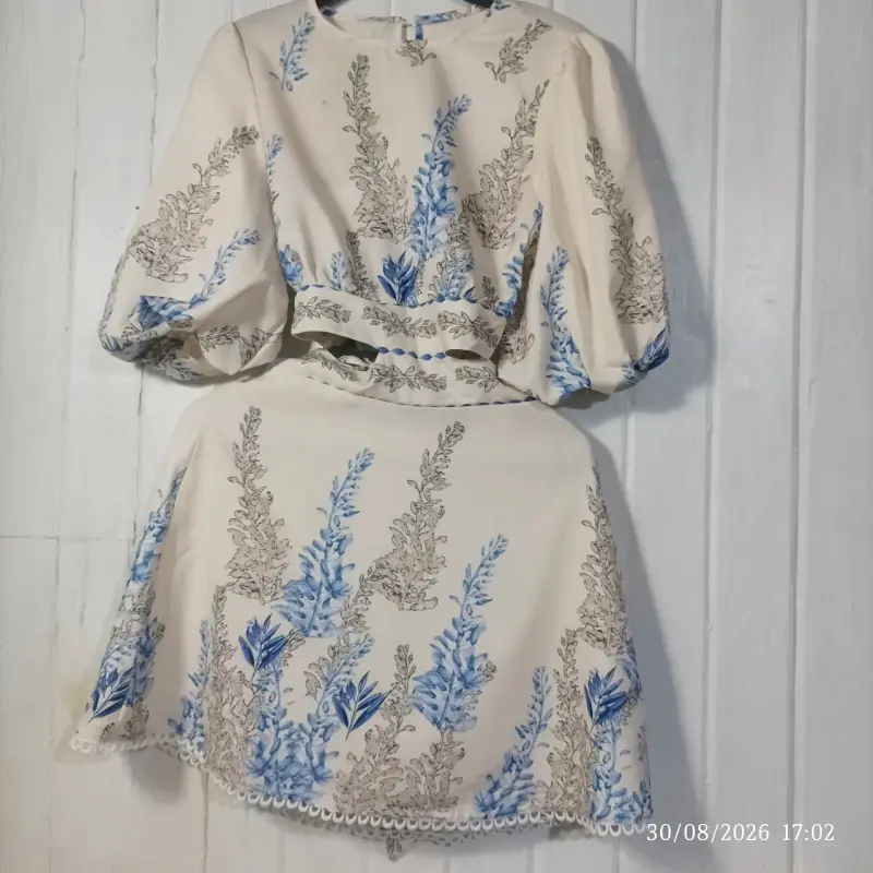 Vestido corto floral con mangas abullonadas - 6
