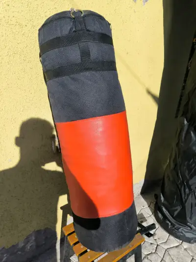 Saco de Boxeo Negro y Rojo con Soporte - miniatura 1