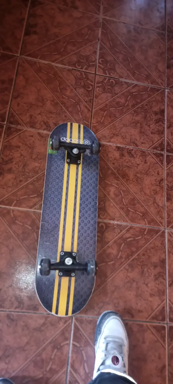 Skateboard Doop con diseño de rayas amarillas - 1