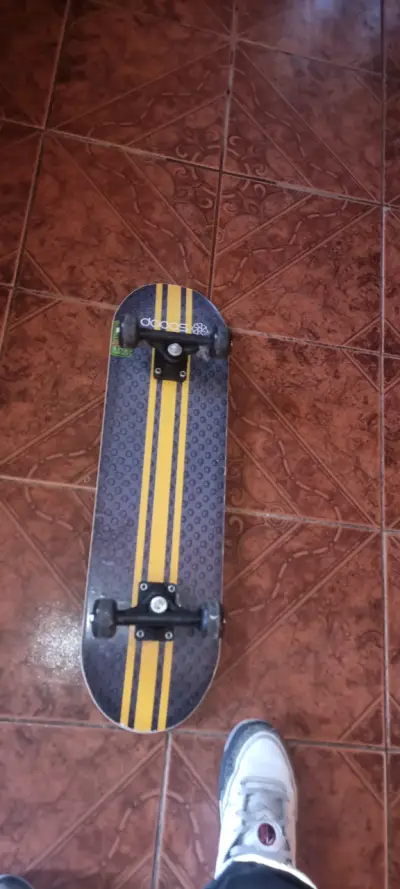 Skateboard Doop con diseño de rayas amarillas - miniatura 1