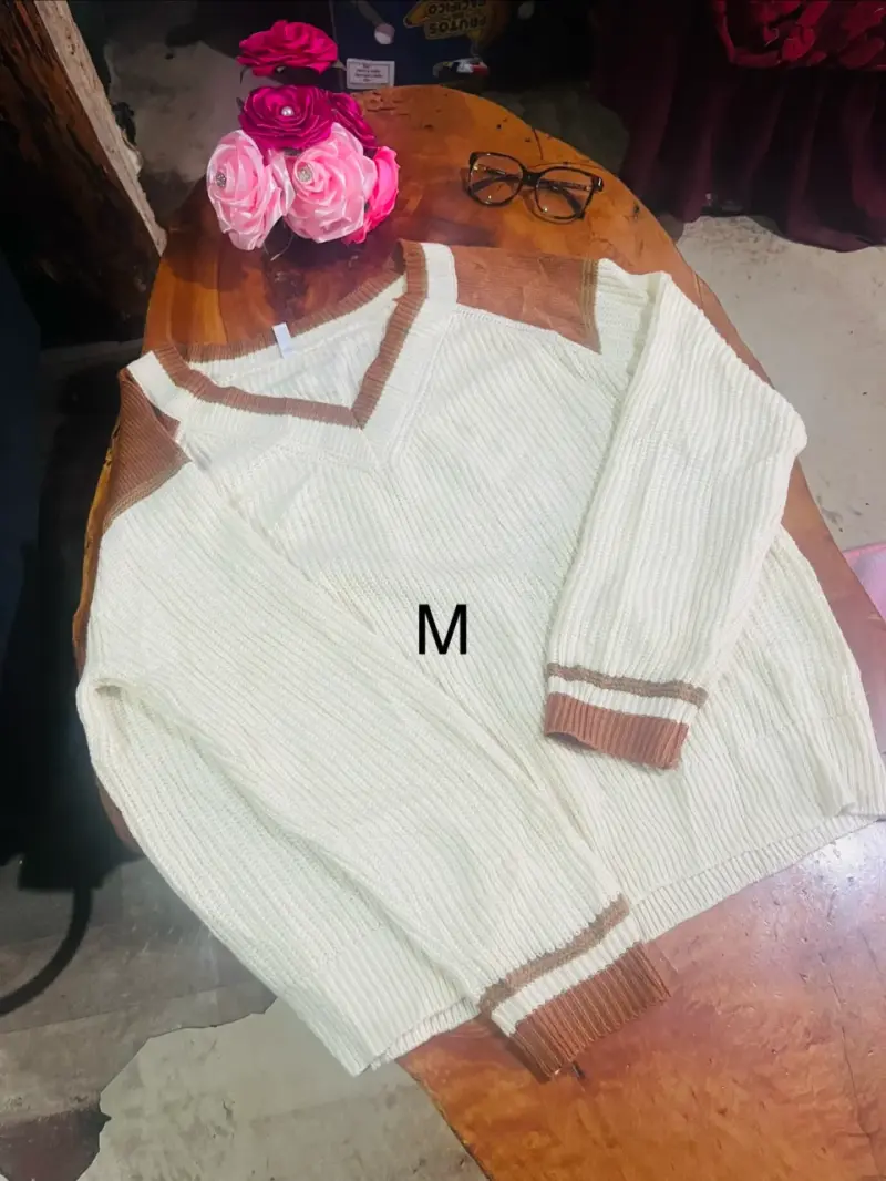 Suéter de punto blanco con detalles marrones
