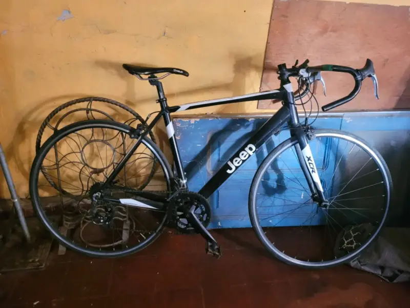 Bicicleta de carretera Jeep XCR negra