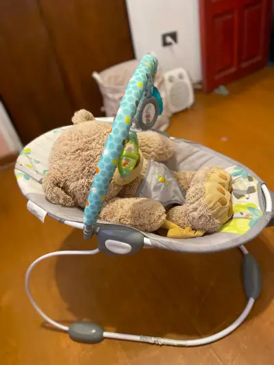 Silla mecedora para bebé con juguetes colgantes - miniatura 2