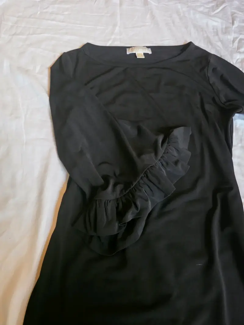 Vestido negro Michael Kors con mangas acampanadas - 2