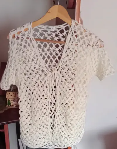 Chaleco tejido a crochet blanco invierno - miniatura 1