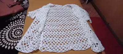 Chaleco tejido a crochet blanco invierno - miniatura 3
