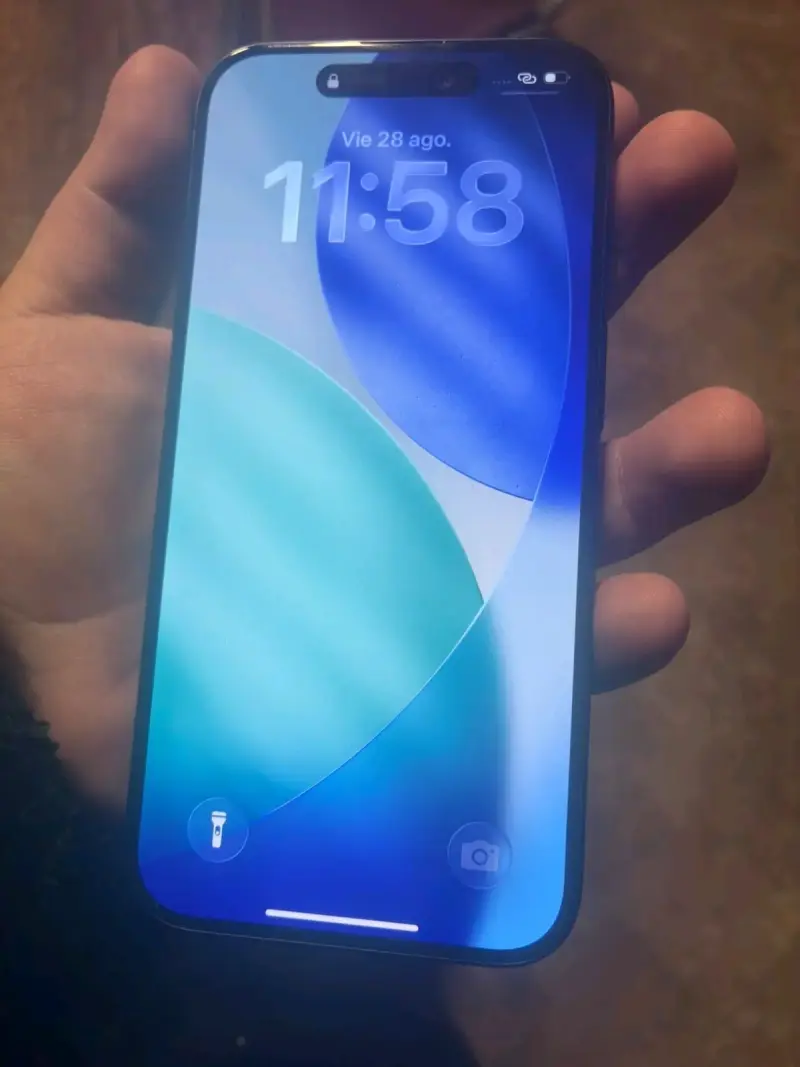 iPhone 15 Pro en buen estado - 2