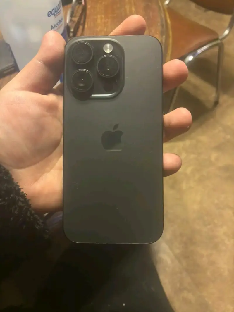 iPhone 15 Pro en buen estado - 3