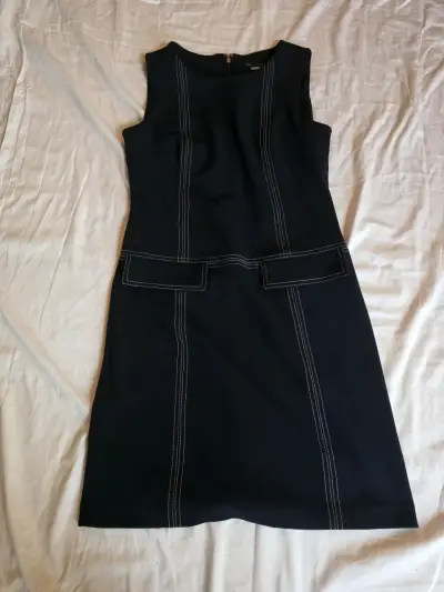 Vestido negro sin mangas con costuras decorativas - miniatura 1