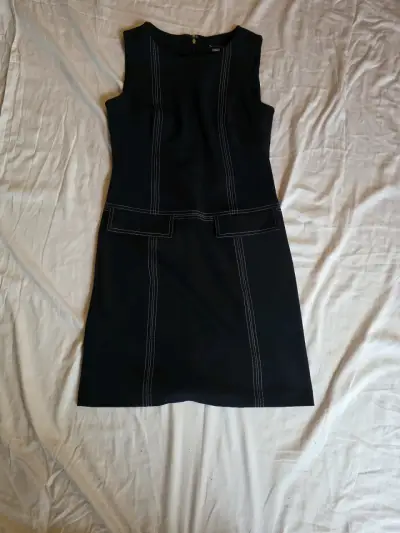Vestido negro sin mangas con costuras decorativas - miniatura 2