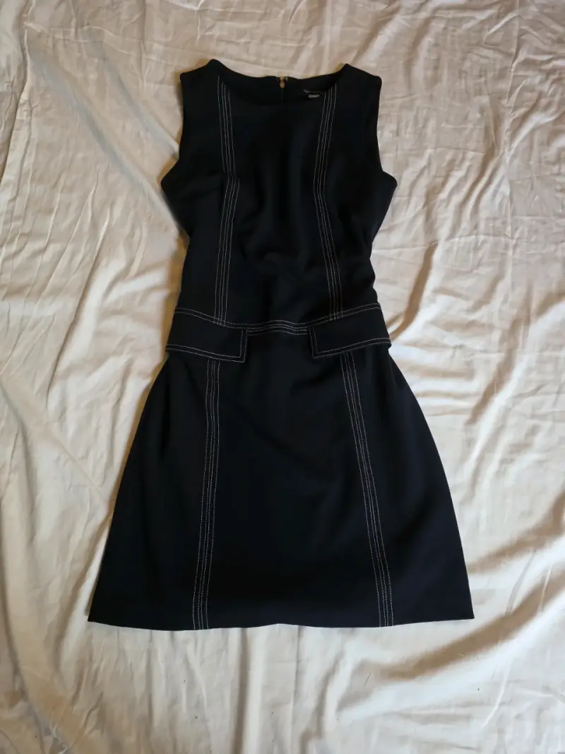 Vestido negro sin mangas con costuras decorativas - 3