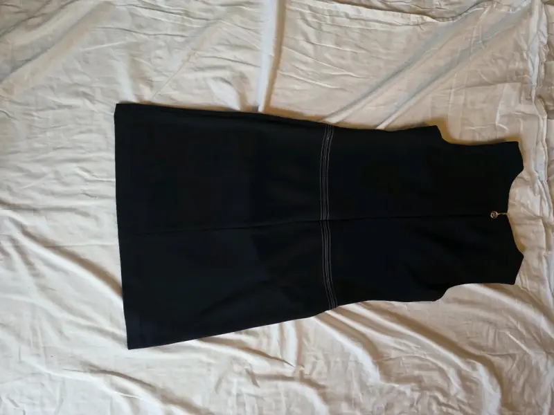 Vestido negro sin mangas con costuras decorativas - 4