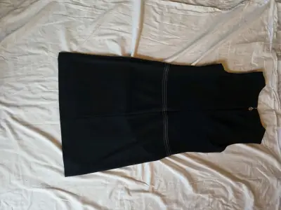 Vestido negro sin mangas con costuras decorativas - miniatura 4