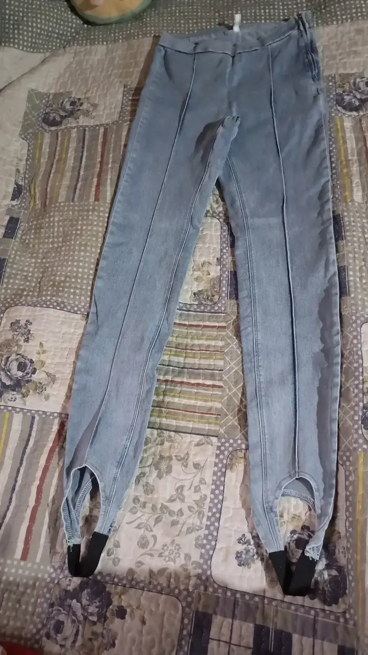 Pantalones de mezclilla con estribo para mujer - 1