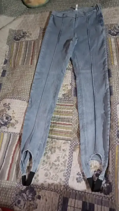 Pantalones de mezclilla con estribo para mujer - miniatura 1
