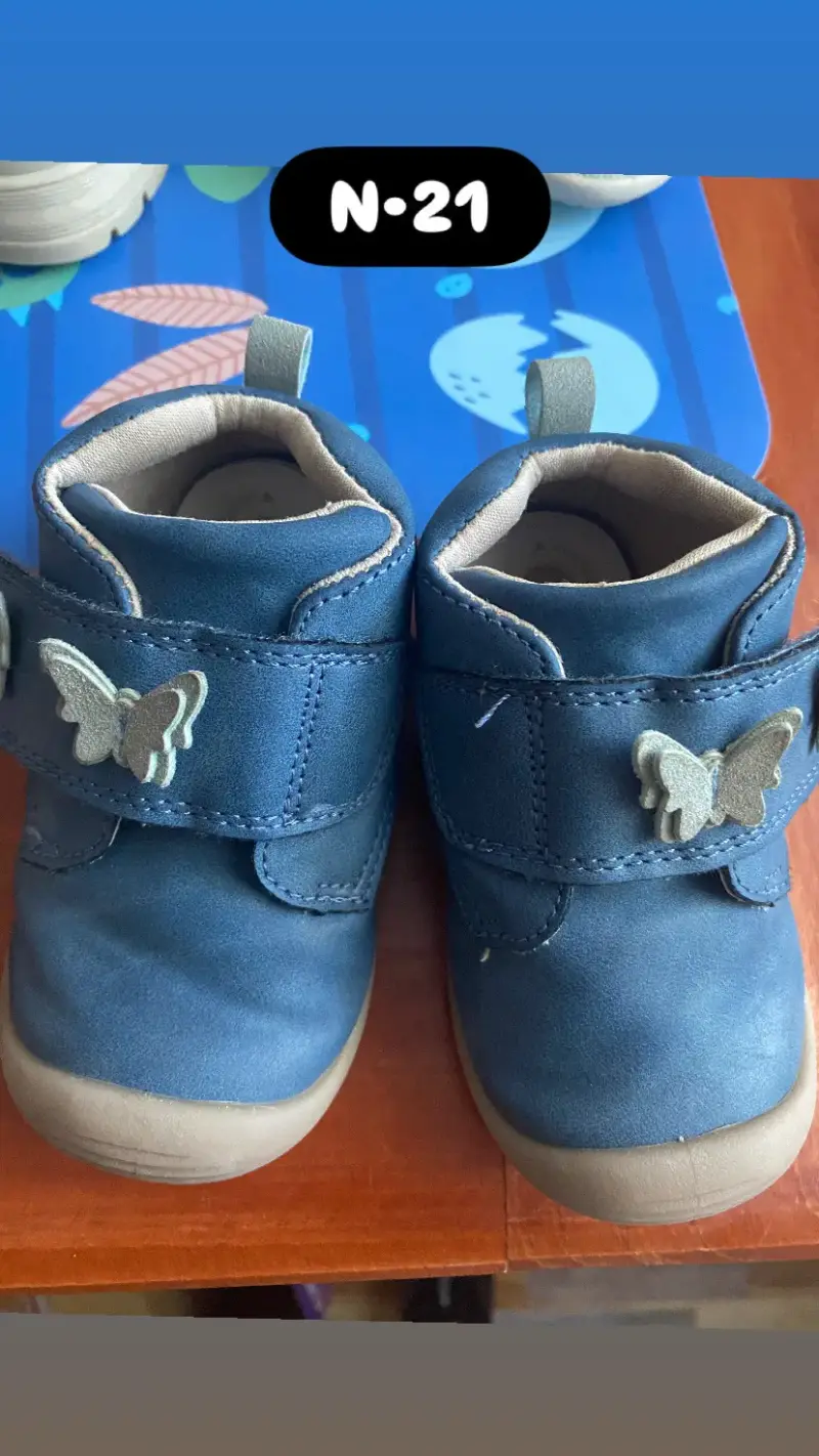 Zapatos de bebé azul con mariposas talla 21