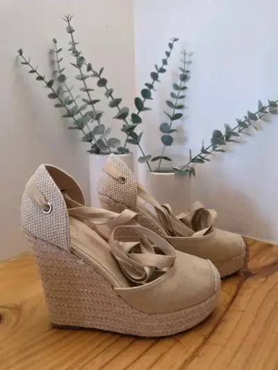 Sandalias de cuña beige con cintas estilo alpargata - miniatura 1