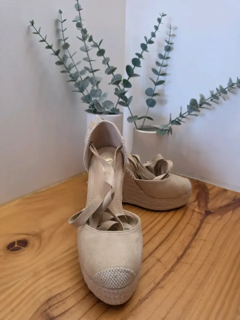 Sandalias de cuña beige con cintas estilo alpargata - 2