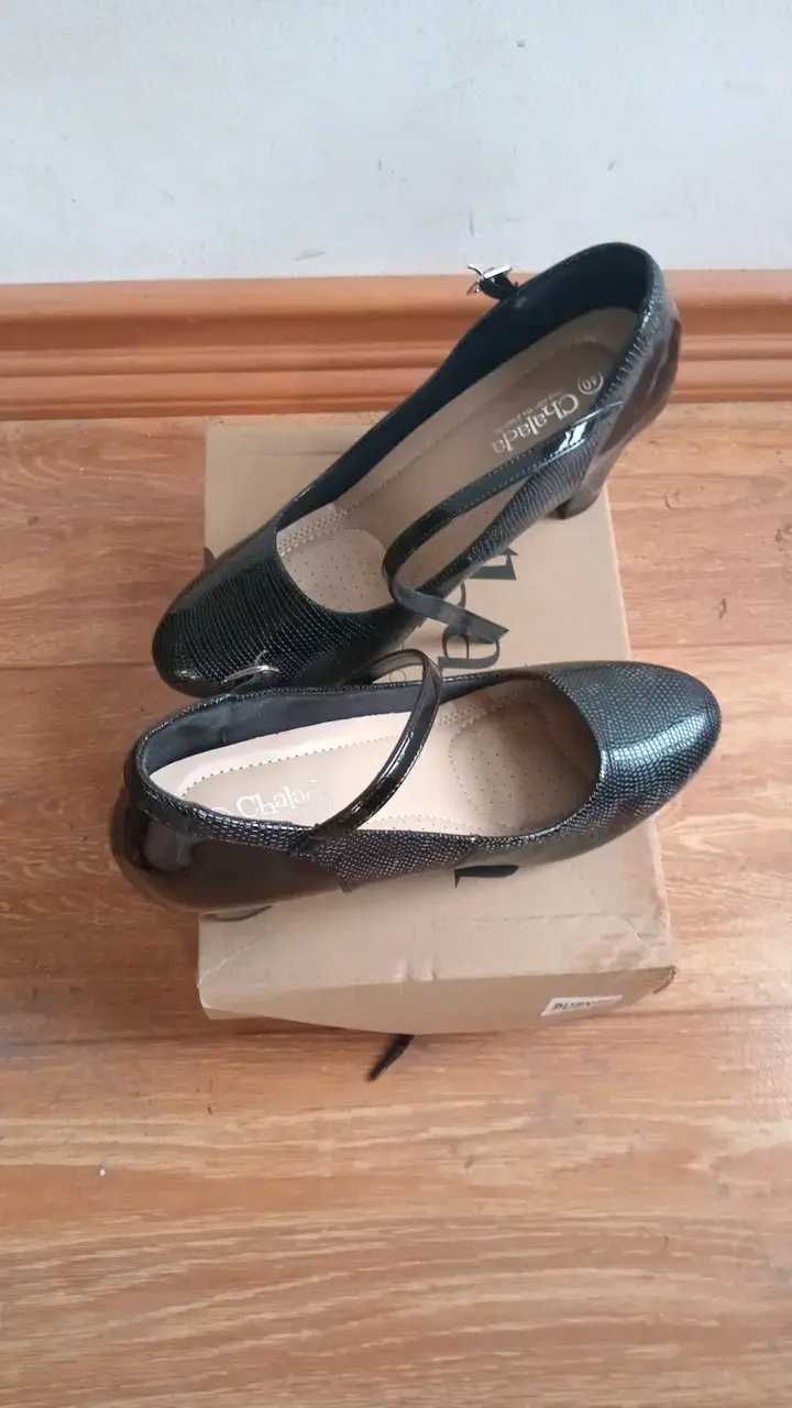 Zapatos de tacón negro con correa para mujer - 2