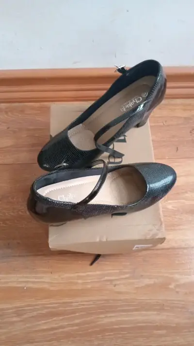 Zapatos de tacón negro con correa para mujer - miniatura 2