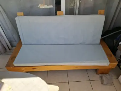 Sofá de madera con cojines removibles - miniatura 1