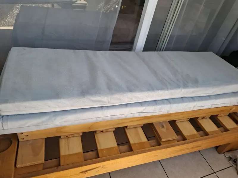 Sofá de madera con cojines removibles - 2