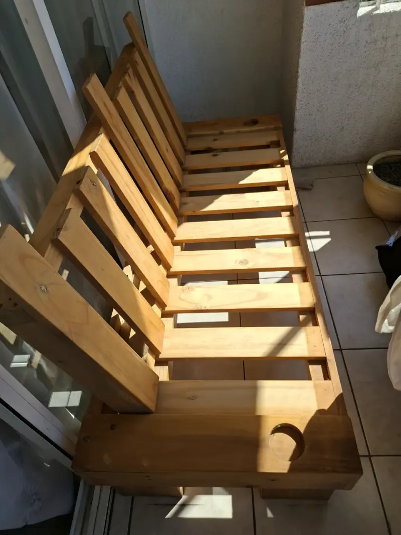 Sofá de madera con cojines removibles - 3